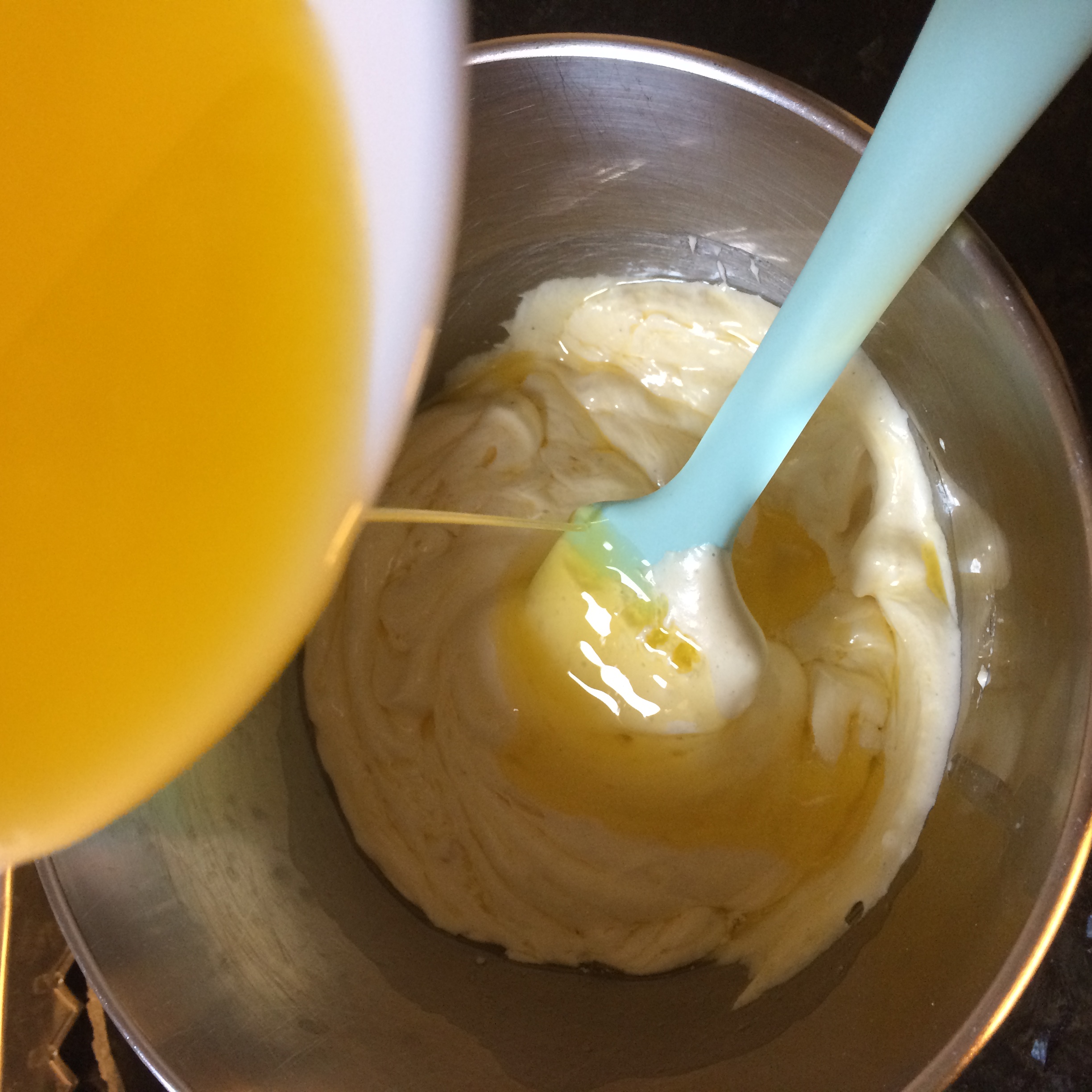 Aku bikin pancingan dengan cara ambil sedikit adonan campurkan butter leleh.