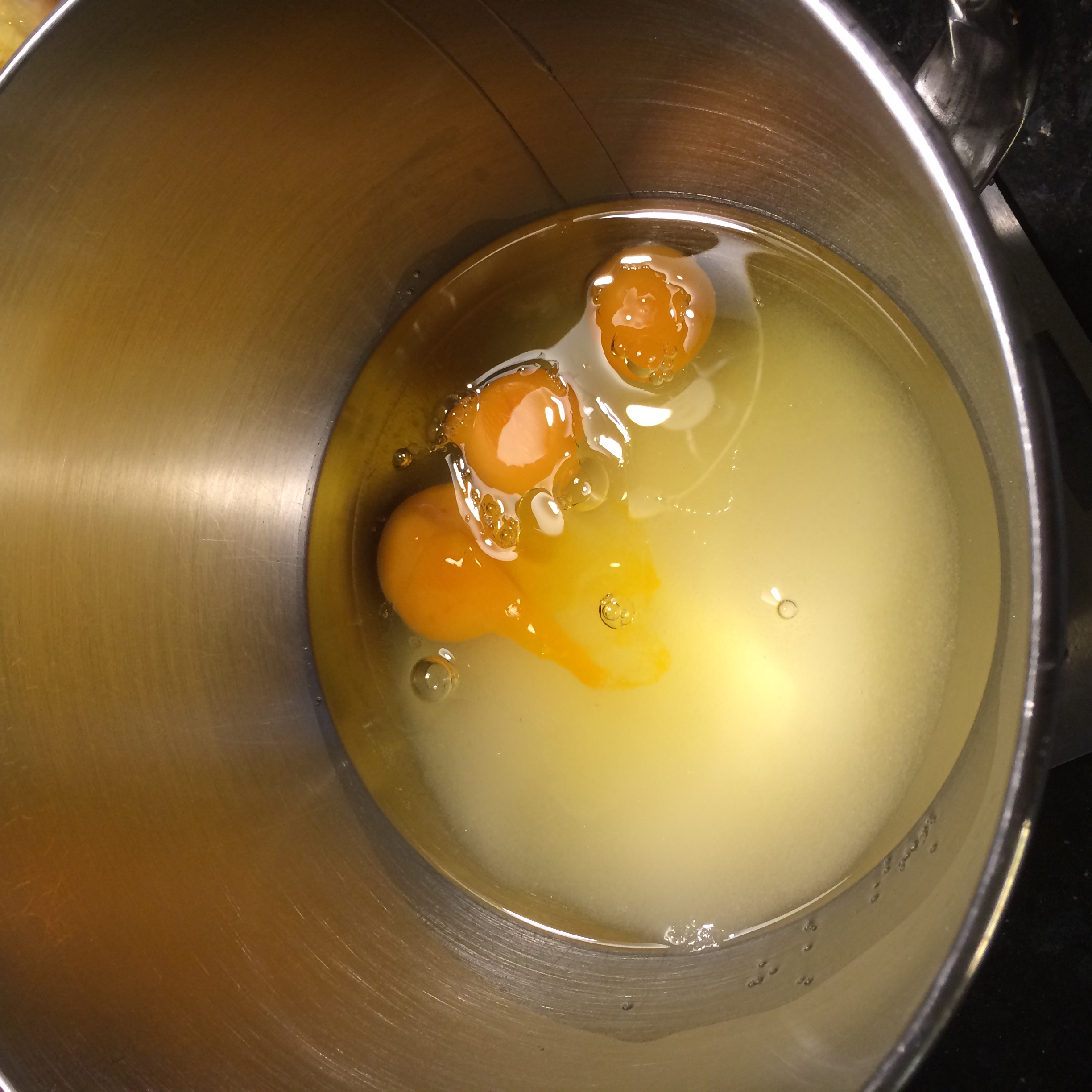 Campur telur, minyak, gula dan vanili