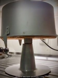 Begitu keluar dari oven langsung posisikan loyang seperti ini